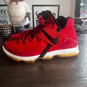 Nike LeBron 14
University Red